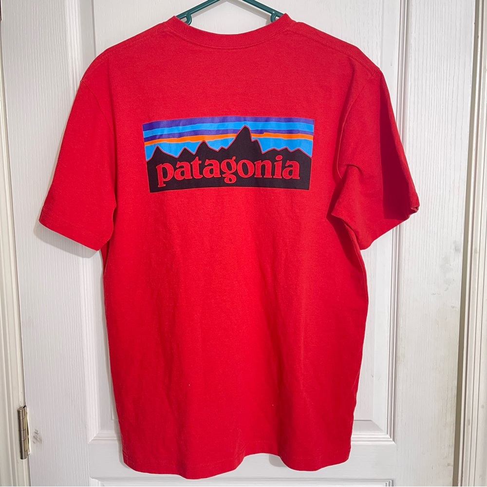 Patagonia Mens Shirt Medium Red Crewneck Short Sleeve Responsibili-tee Outdoors
